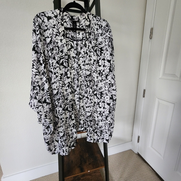 Black, gray and white open Wrap - Picture 1 of 9